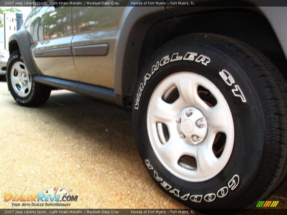 2007 Jeep Liberty Sport Light Khaki Metallic / Medium Slate Gray Photo #4