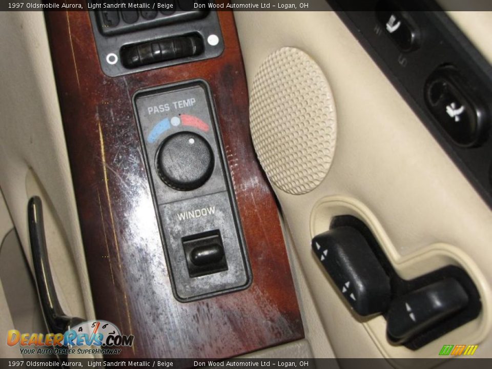 1997 Oldsmobile Aurora Light Sandrift Metallic / Beige Photo #17