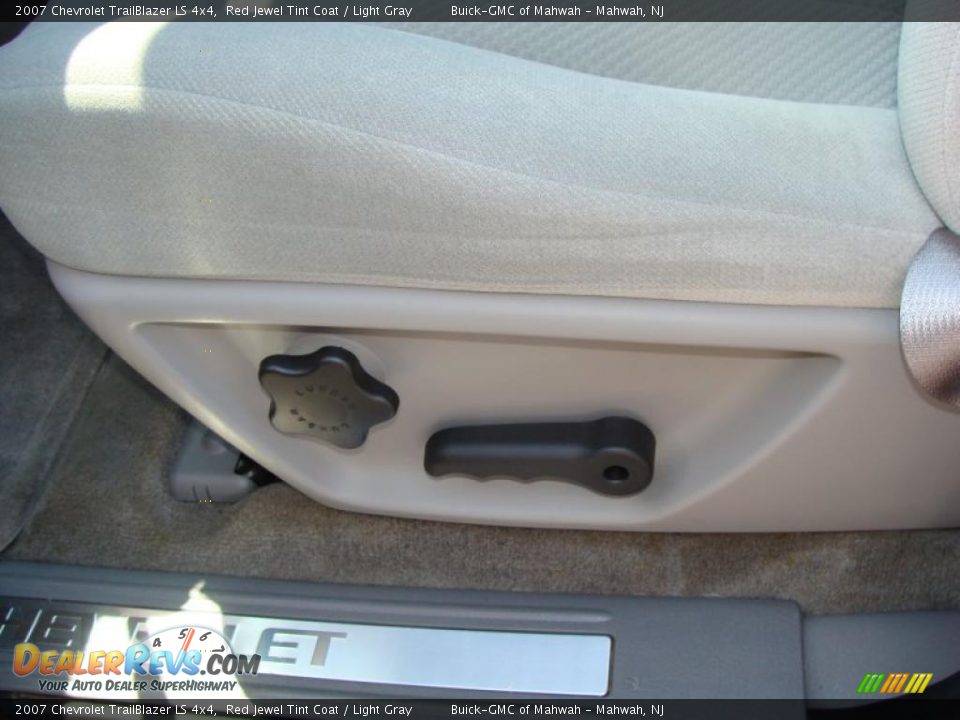2007 Chevrolet TrailBlazer LS 4x4 Red Jewel Tint Coat / Light Gray Photo #11