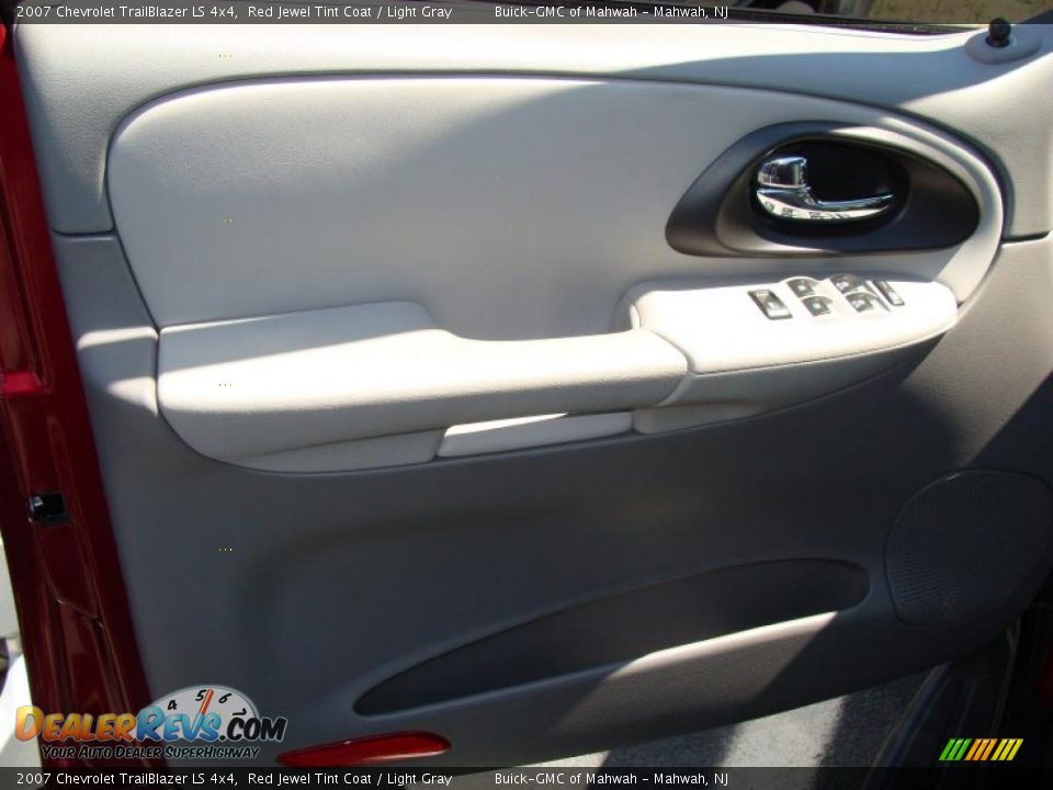 2007 Chevrolet TrailBlazer LS 4x4 Red Jewel Tint Coat / Light Gray Photo #12
