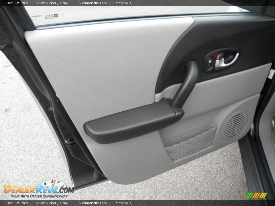 2005 Saturn VUE Silver Nickel / Gray Photo #6