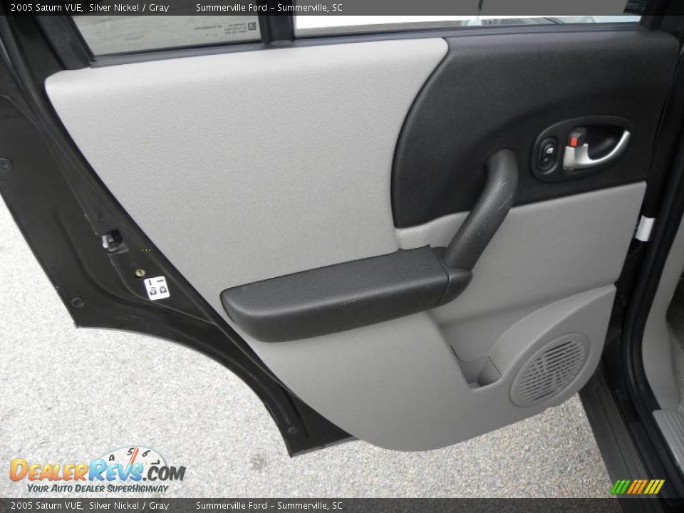 2005 Saturn VUE Silver Nickel / Gray Photo #8