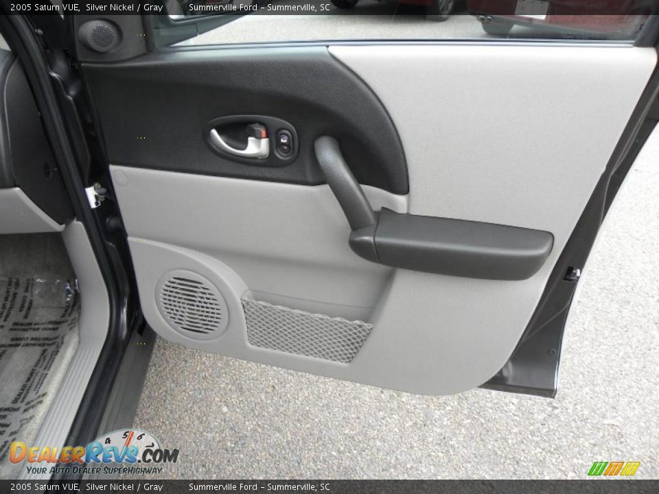 2005 Saturn VUE Silver Nickel / Gray Photo #10