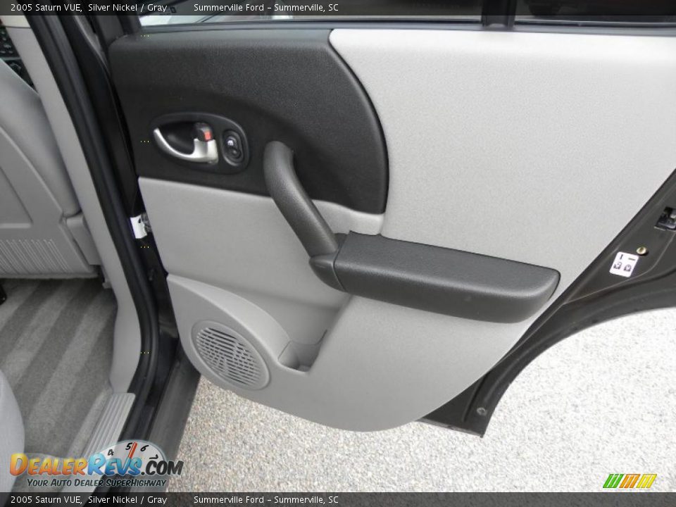 2005 Saturn VUE Silver Nickel / Gray Photo #12