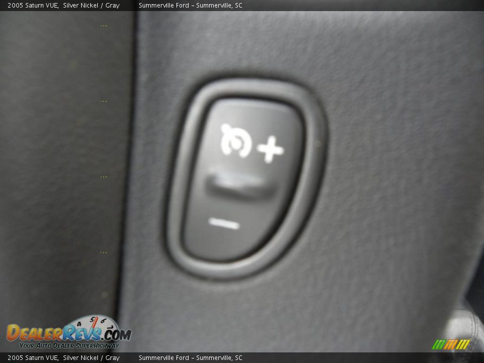 2005 Saturn VUE Silver Nickel / Gray Photo #22