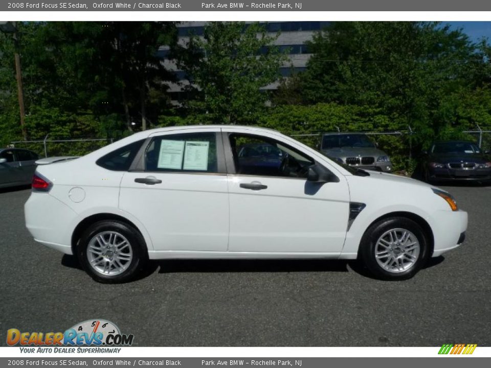 2008 Ford Focus SE Sedan Oxford White / Charcoal Black Photo #2