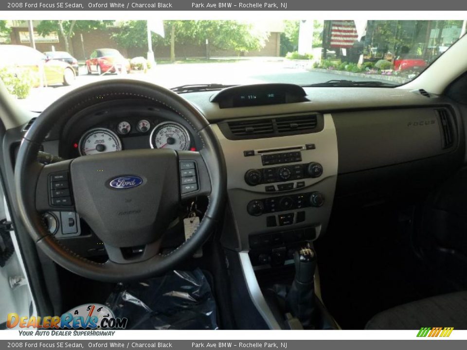 2008 Ford Focus SE Sedan Oxford White / Charcoal Black Photo #6