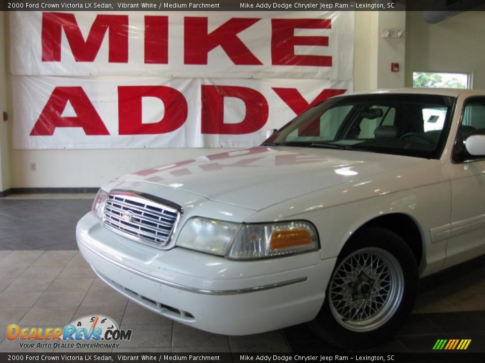2000 Ford Crown Victoria LX Sedan Vibrant White / Medium Parchment Photo #2