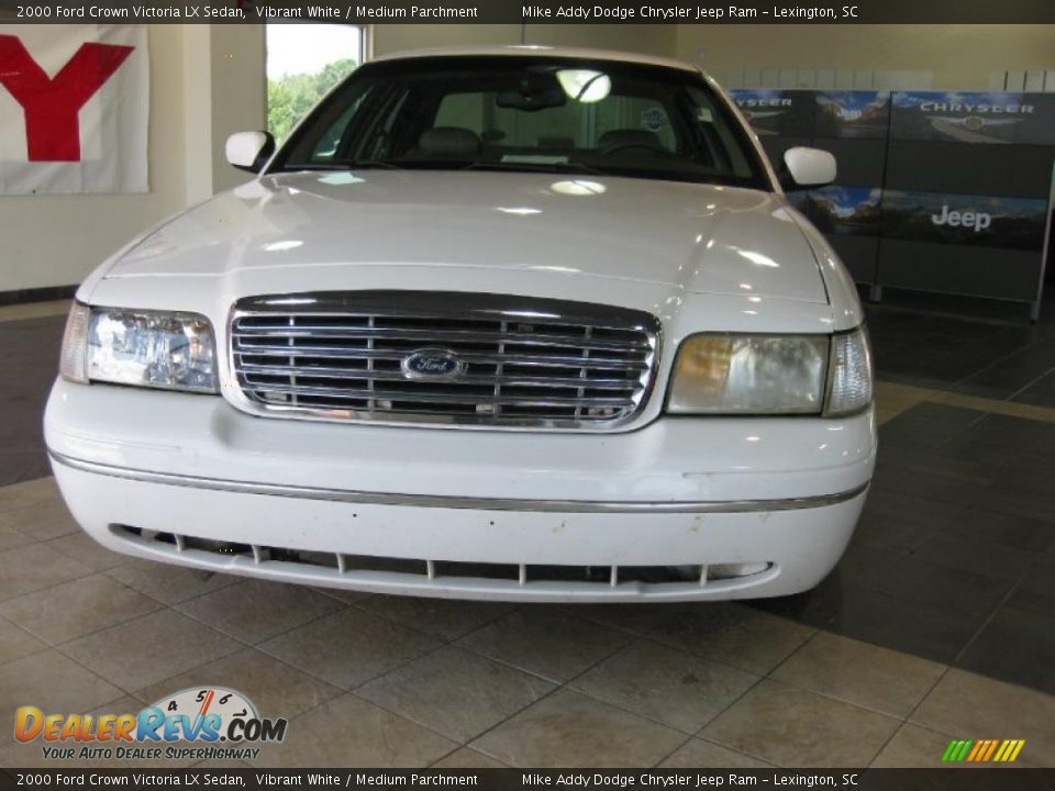 2000 Ford Crown Victoria LX Sedan Vibrant White / Medium Parchment Photo #3