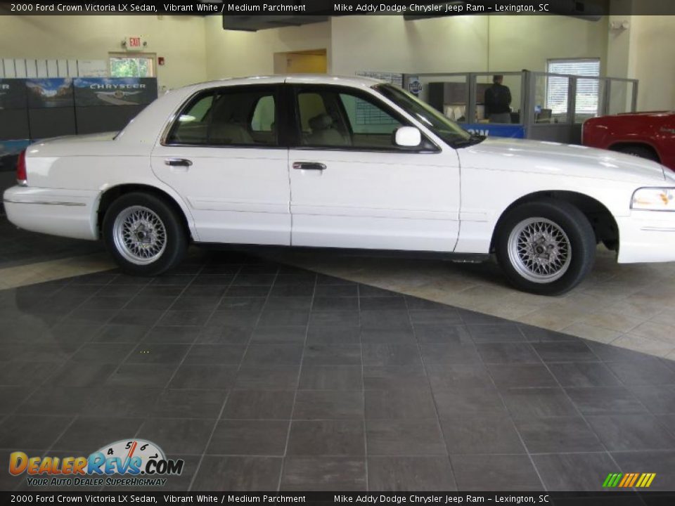 2000 Ford Crown Victoria LX Sedan Vibrant White / Medium Parchment Photo #4