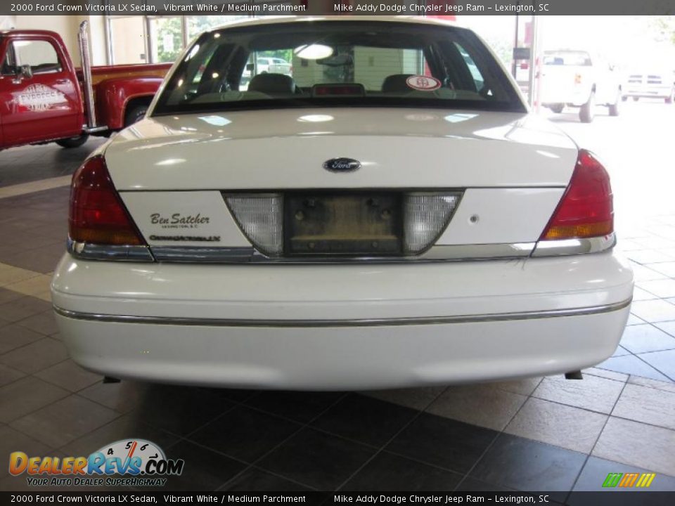 2000 Ford Crown Victoria LX Sedan Vibrant White / Medium Parchment Photo #5