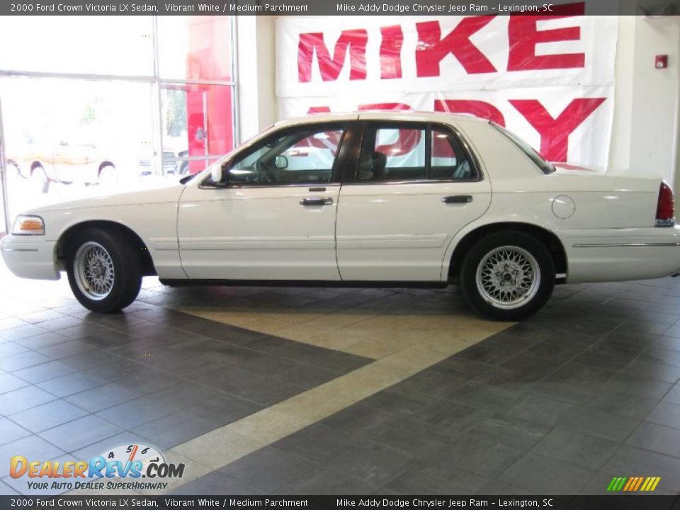 2000 Ford Crown Victoria LX Sedan Vibrant White / Medium Parchment Photo #6