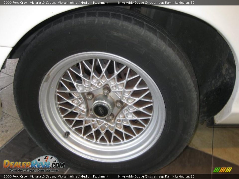 2000 Ford Crown Victoria LX Sedan Vibrant White / Medium Parchment Photo #7