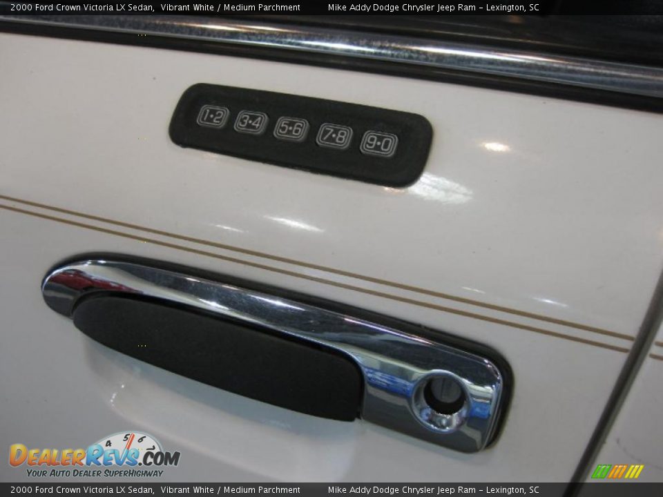 2000 Ford Crown Victoria LX Sedan Vibrant White / Medium Parchment Photo #9