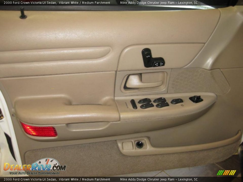 2000 Ford Crown Victoria LX Sedan Vibrant White / Medium Parchment Photo #10