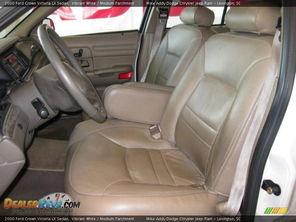 2000 Ford Crown Victoria LX Sedan Vibrant White / Medium Parchment Photo #11