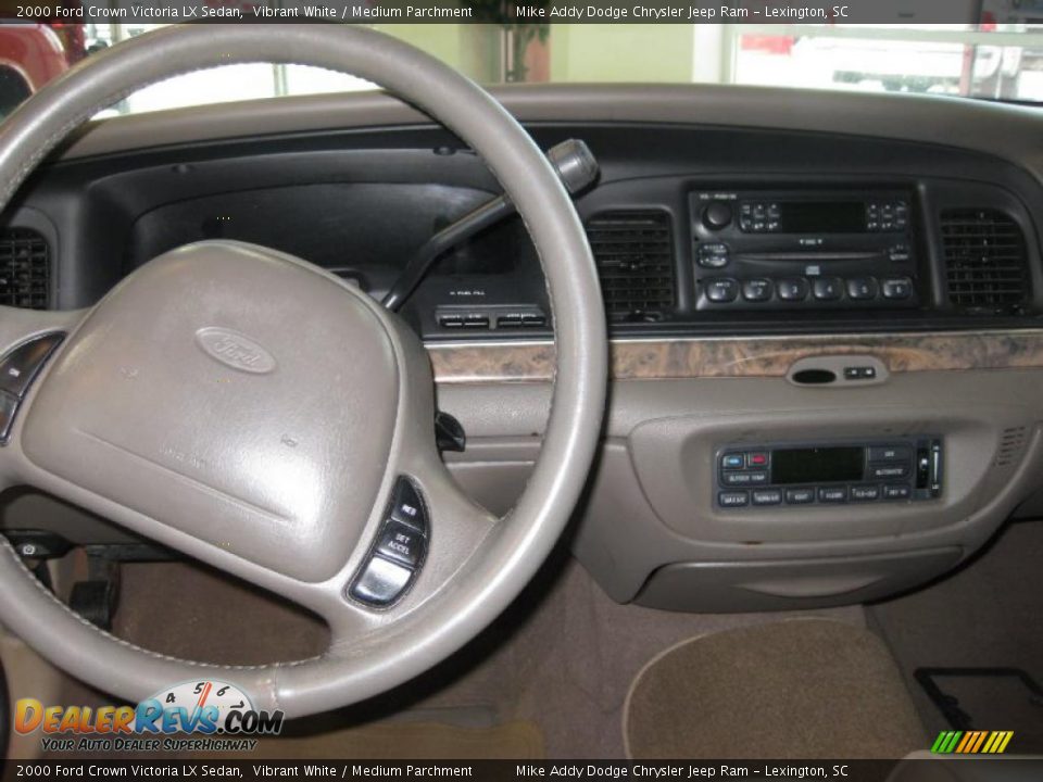 2000 Ford Crown Victoria LX Sedan Vibrant White / Medium Parchment Photo #13