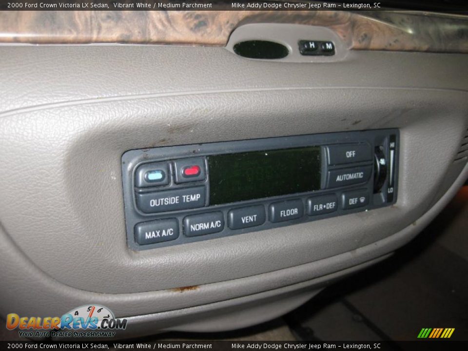 2000 Ford Crown Victoria LX Sedan Vibrant White / Medium Parchment Photo #15