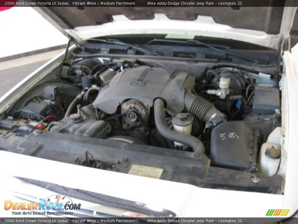 2000 Ford Crown Victoria LX Sedan Vibrant White / Medium Parchment Photo #16