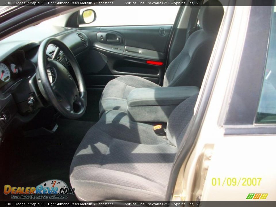 2002 Dodge Intrepid SE Light Almond Pearl Metallic / Sandstone Photo #4