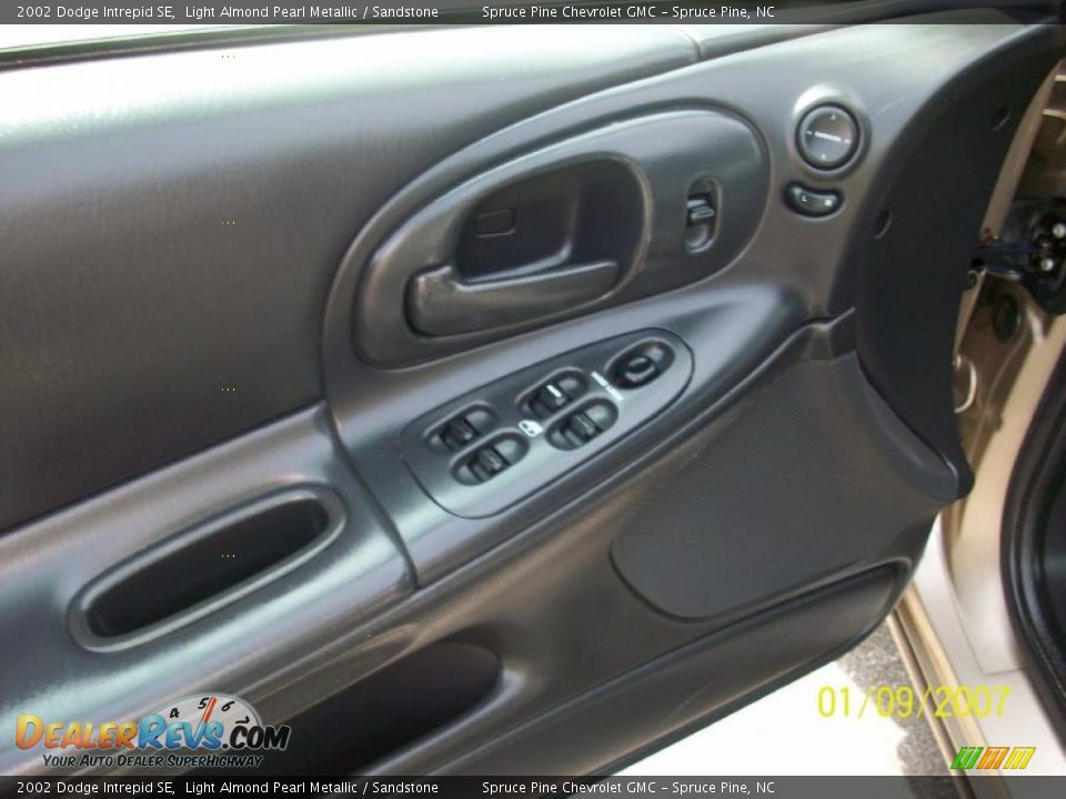 2002 Dodge Intrepid SE Light Almond Pearl Metallic / Sandstone Photo #6