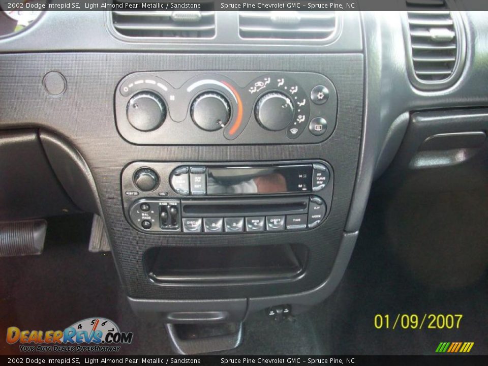 2002 Dodge Intrepid SE Light Almond Pearl Metallic / Sandstone Photo #8