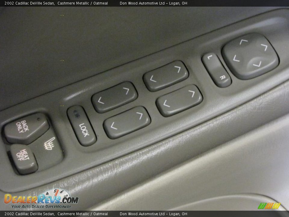 2002 Cadillac DeVille Sedan Cashmere Metallic / Oatmeal Photo #24