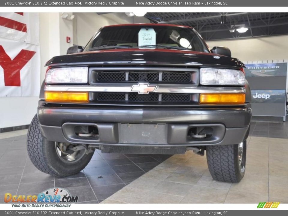 2001 Chevrolet S10 ZR2 Extended Cab 4x4 Victory Red / Graphite Photo #2