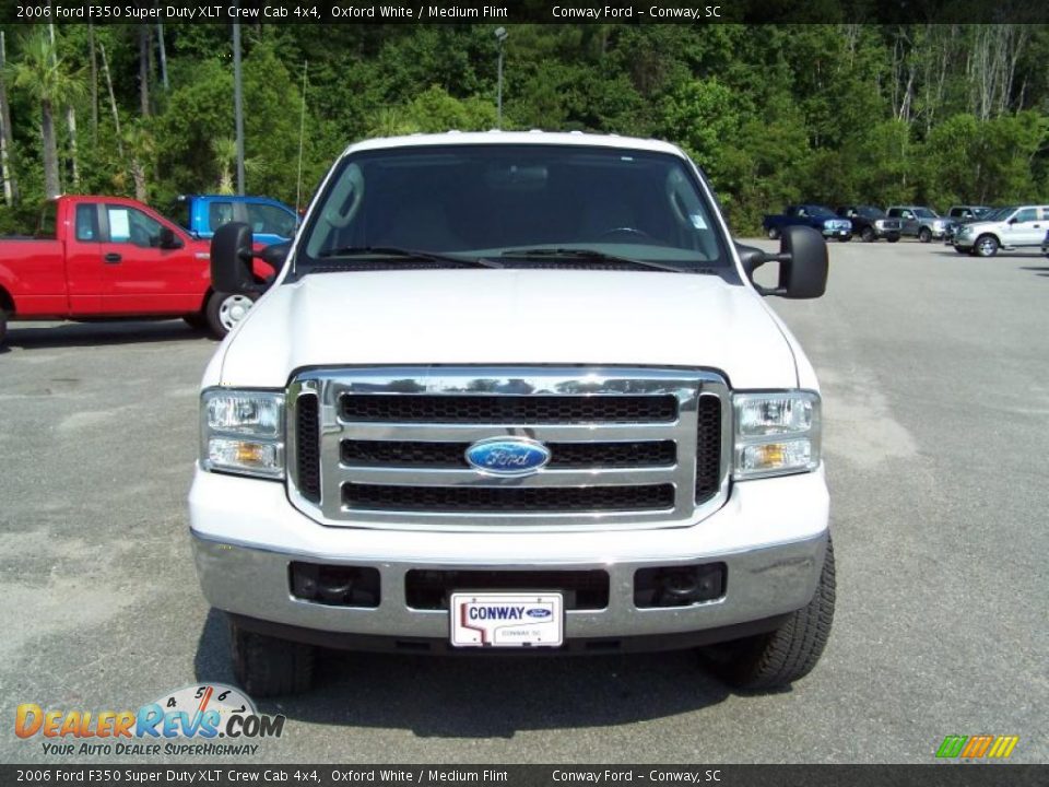 2006 Ford F350 Super Duty XLT Crew Cab 4x4 Oxford White / Medium Flint Photo #2