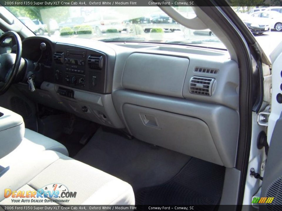 2006 Ford F350 Super Duty XLT Crew Cab 4x4 Oxford White / Medium Flint Photo #20