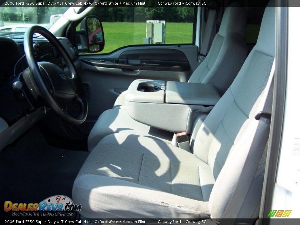 2006 Ford F350 Super Duty XLT Crew Cab 4x4 Oxford White / Medium Flint Photo #22