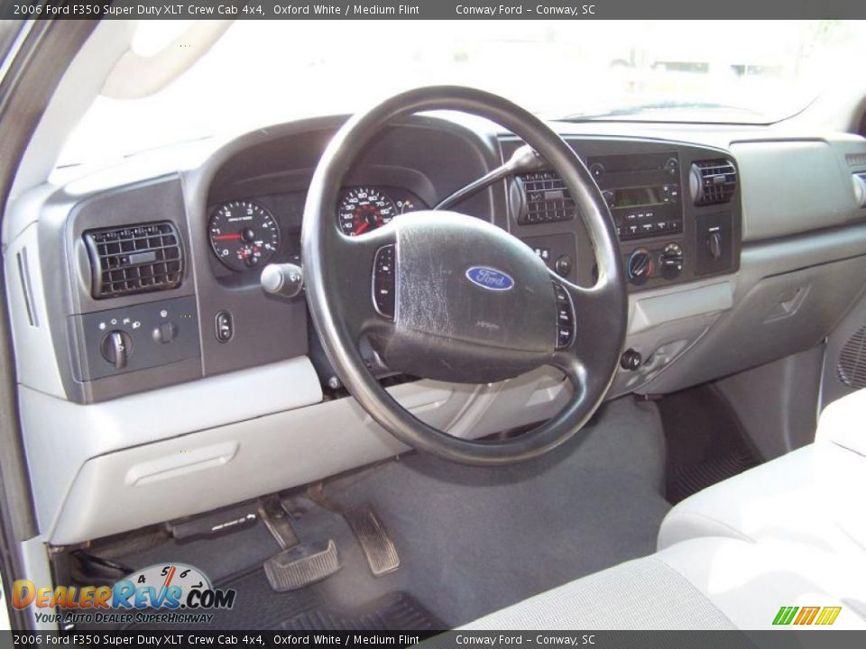 2006 Ford F350 Super Duty XLT Crew Cab 4x4 Oxford White / Medium Flint Photo #23