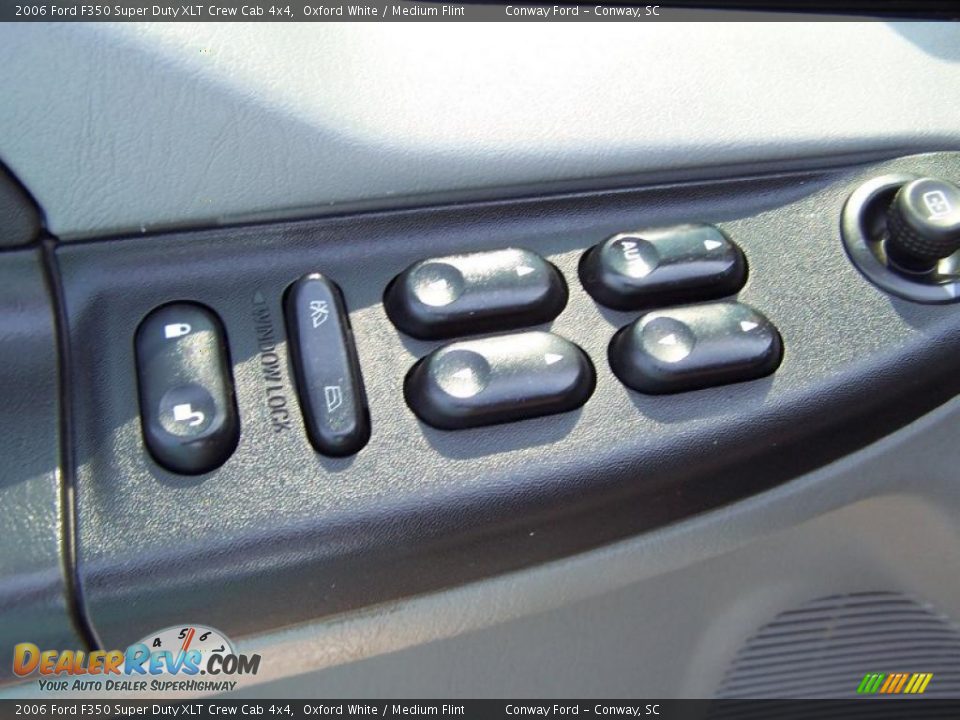 2006 Ford F350 Super Duty XLT Crew Cab 4x4 Oxford White / Medium Flint Photo #24