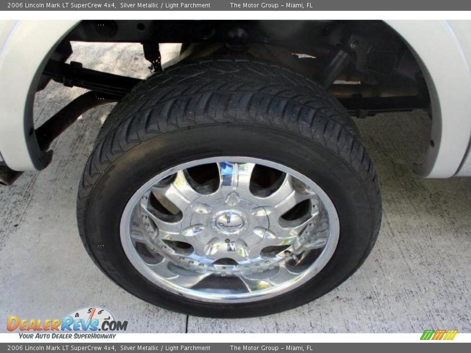2006 Lincoln Mark LT SuperCrew 4x4 Silver Metallic / Light Parchment Photo #31