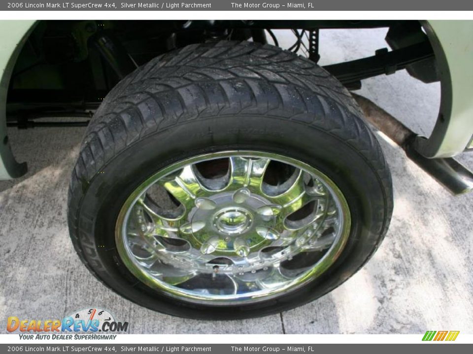 2006 Lincoln Mark LT SuperCrew 4x4 Silver Metallic / Light Parchment Photo #32