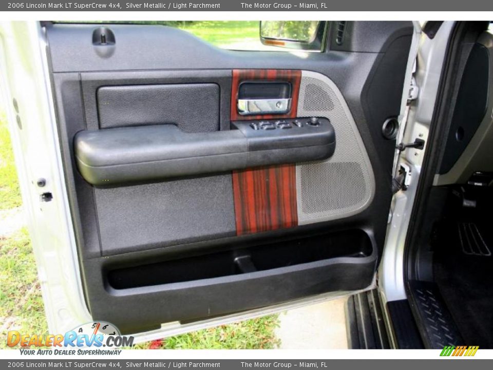 2006 Lincoln Mark LT SuperCrew 4x4 Silver Metallic / Light Parchment Photo #35