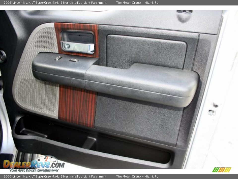 2006 Lincoln Mark LT SuperCrew 4x4 Silver Metallic / Light Parchment Photo #36