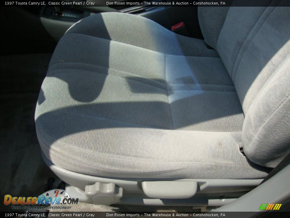 1997 Toyota Camry LE Classic Green Pearl / Gray Photo #16