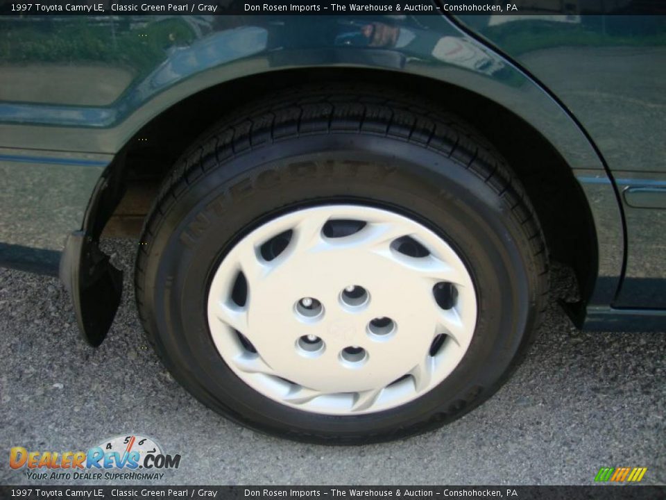 1997 Toyota Camry LE Classic Green Pearl / Gray Photo #29
