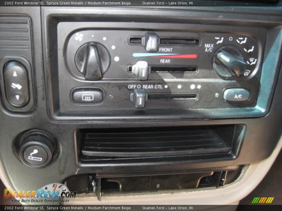 2002 Ford Windstar SE Spruce Green Metallic / Medium Parchment Beige Photo #32