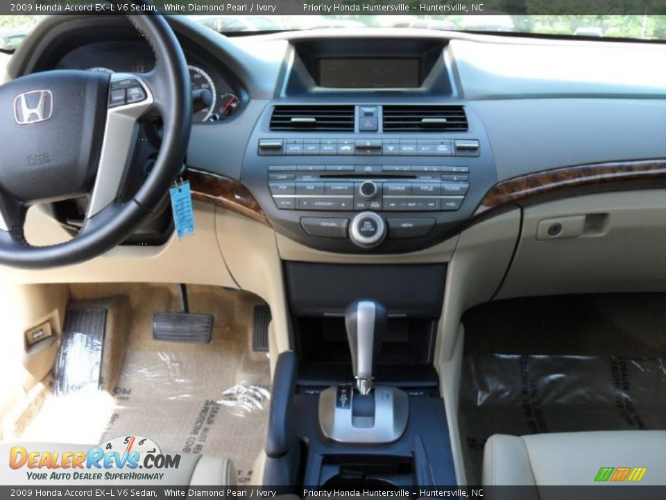2009 Honda Accord EX-L V6 Sedan White Diamond Pearl / Ivory Photo #16