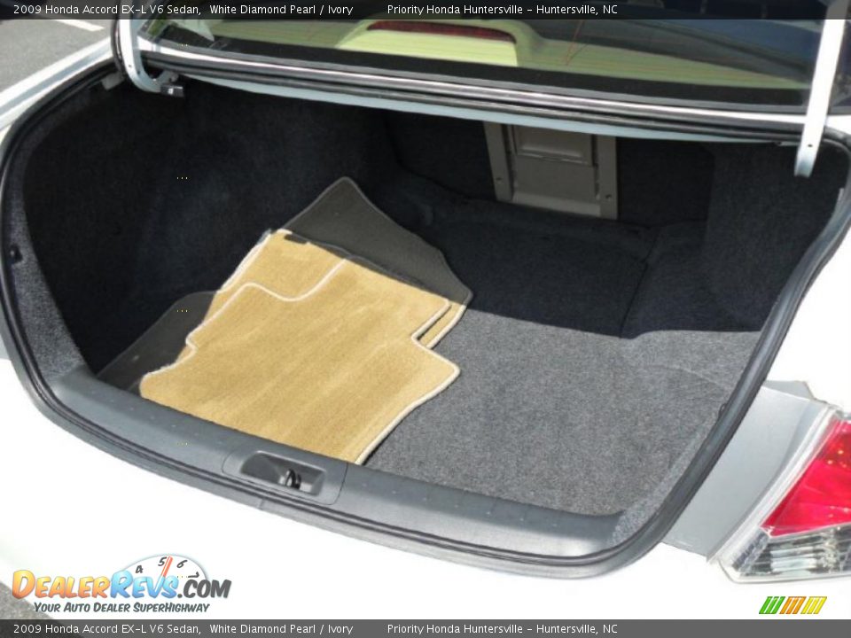 2009 Honda Accord EX-L V6 Sedan White Diamond Pearl / Ivory Photo #17
