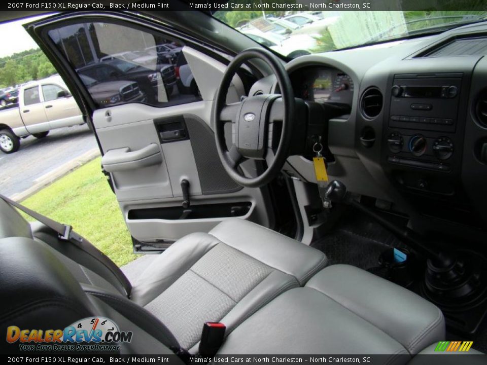 2007 Ford F150 XL Regular Cab Black / Medium Flint Photo #17