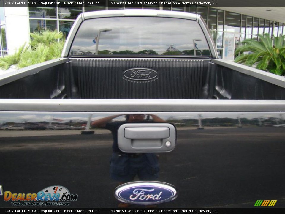 2007 Ford F150 XL Regular Cab Black / Medium Flint Photo #32