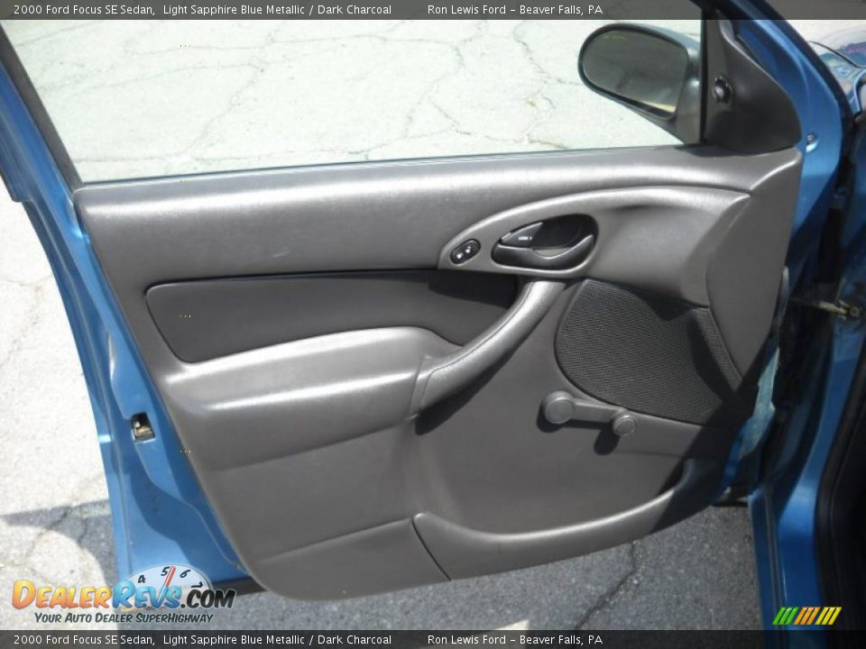 2000 Ford Focus SE Sedan Light Sapphire Blue Metallic / Dark Charcoal Photo #6