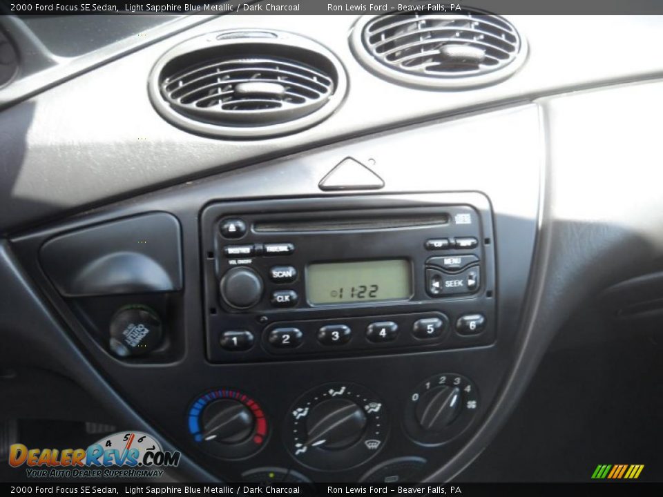 2000 Ford Focus SE Sedan Light Sapphire Blue Metallic / Dark Charcoal Photo #22