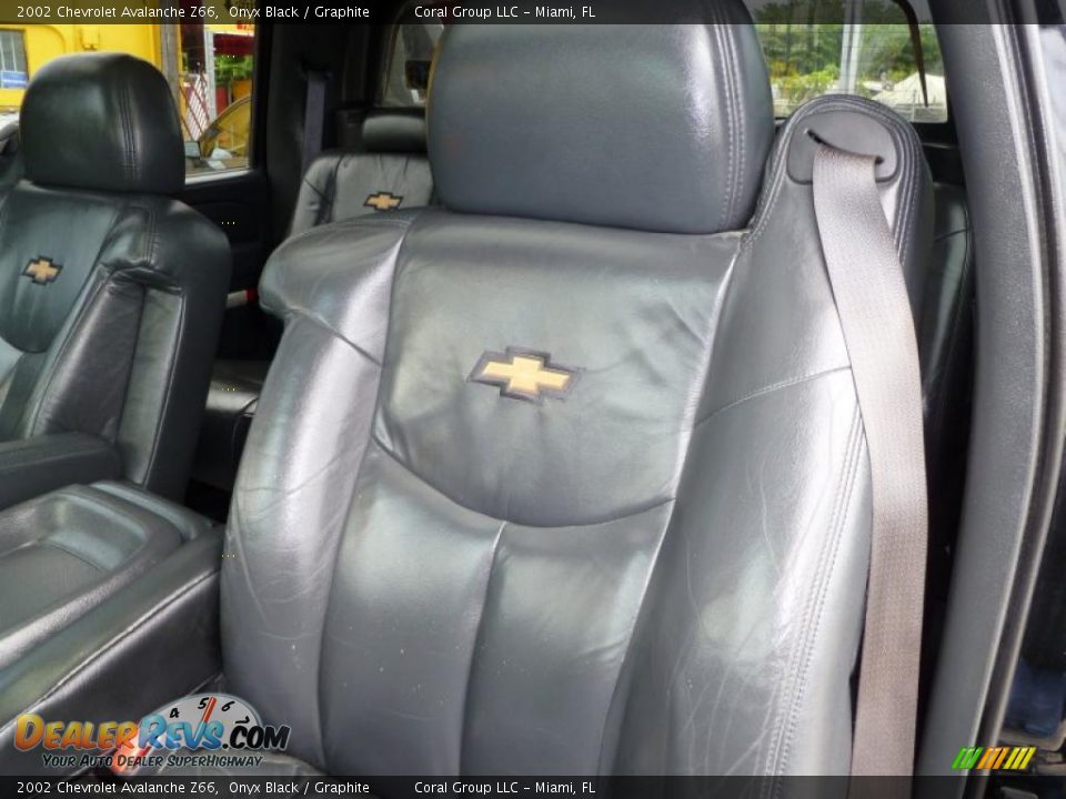 2002 Chevrolet Avalanche Z66 Onyx Black / Graphite Photo #17