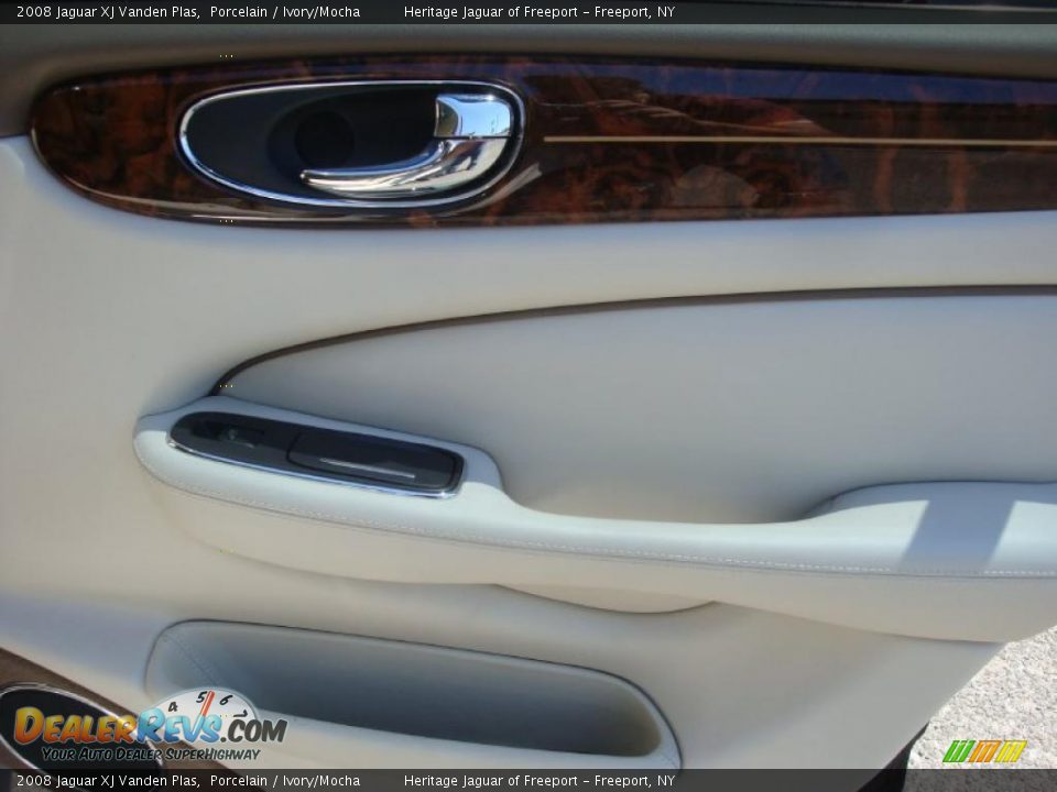 2008 Jaguar XJ Vanden Plas Porcelain / Ivory/Mocha Photo #23