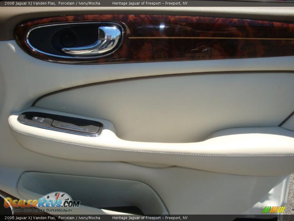 2008 Jaguar XJ Vanden Plas Porcelain / Ivory/Mocha Photo #27