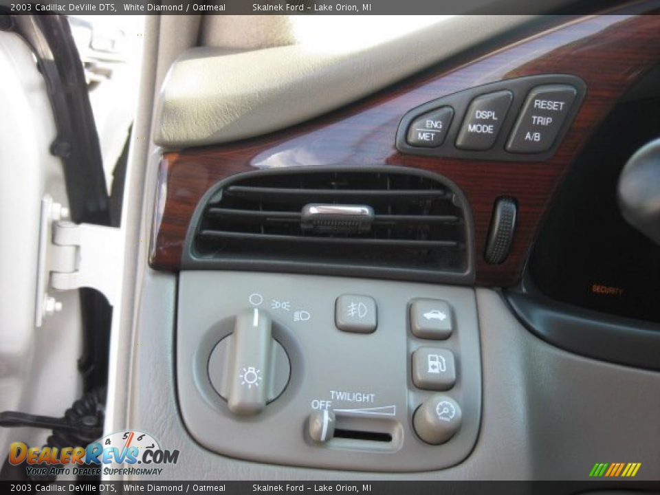 2003 Cadillac DeVille DTS White Diamond / Oatmeal Photo #24